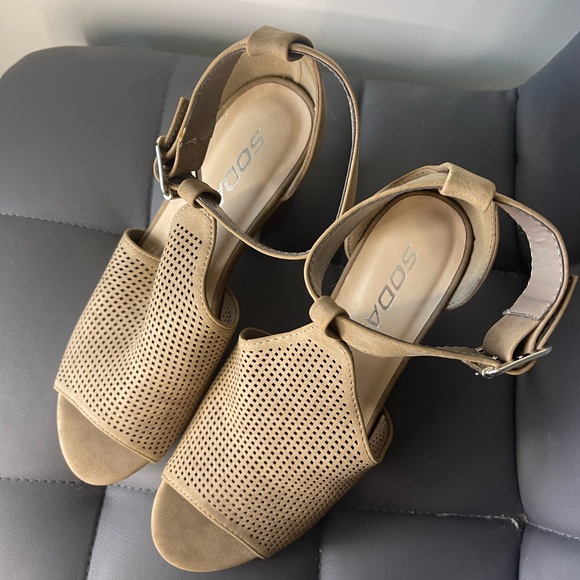 Soda Cutout Heel Sandals - Picture 5 of 5